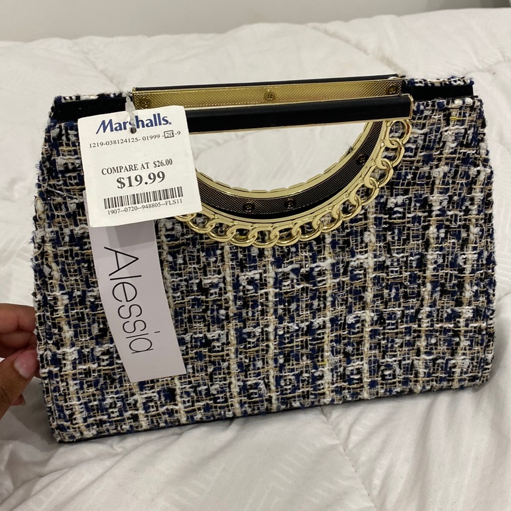 Cute cross body bag! Perfect for the fall.